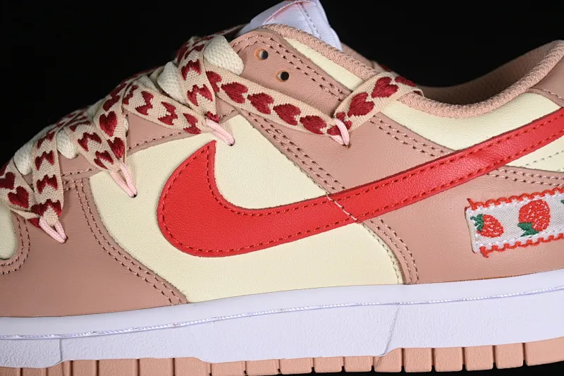 All Categories Nk SB Dunk Series Nk SB Dunk Low Low-top sneakers Nk Dunk Low Christmas gift Strawberry cake SB strappy low-top casual sneakers DD1503-118